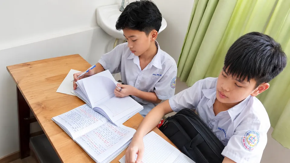 Học sinh tự làm bài trong giờ học
